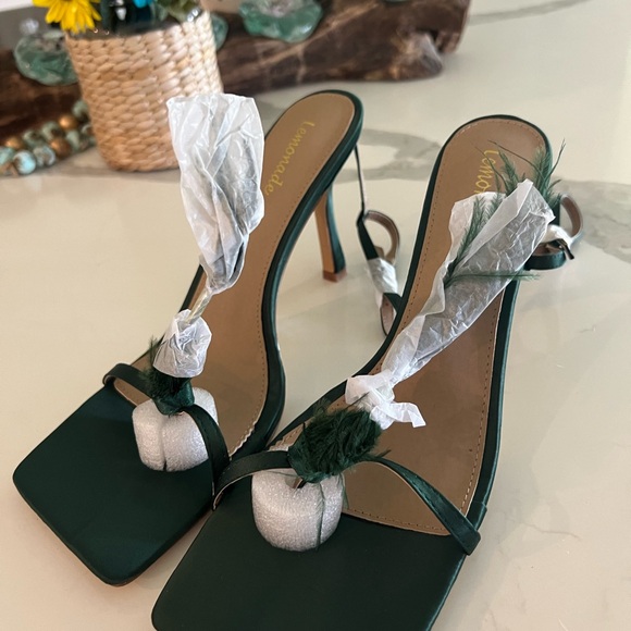 Inspired by Bottega Veneta, fluffy feather accent green stiletto heel - Picture 4 of 10